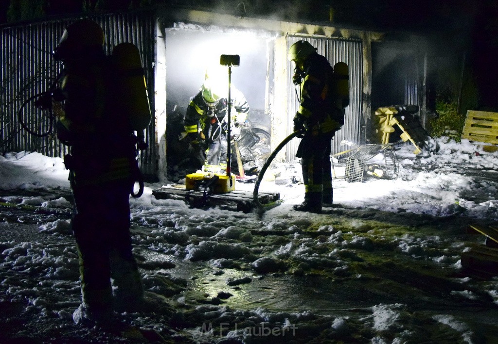 Feuer Hinterhof Garagen Koeln Hoehenberg Olpenerstr P090.JPG - Miklos Laubert